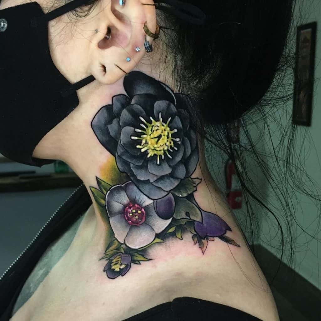 Tatuaje de flor en el cuello 1