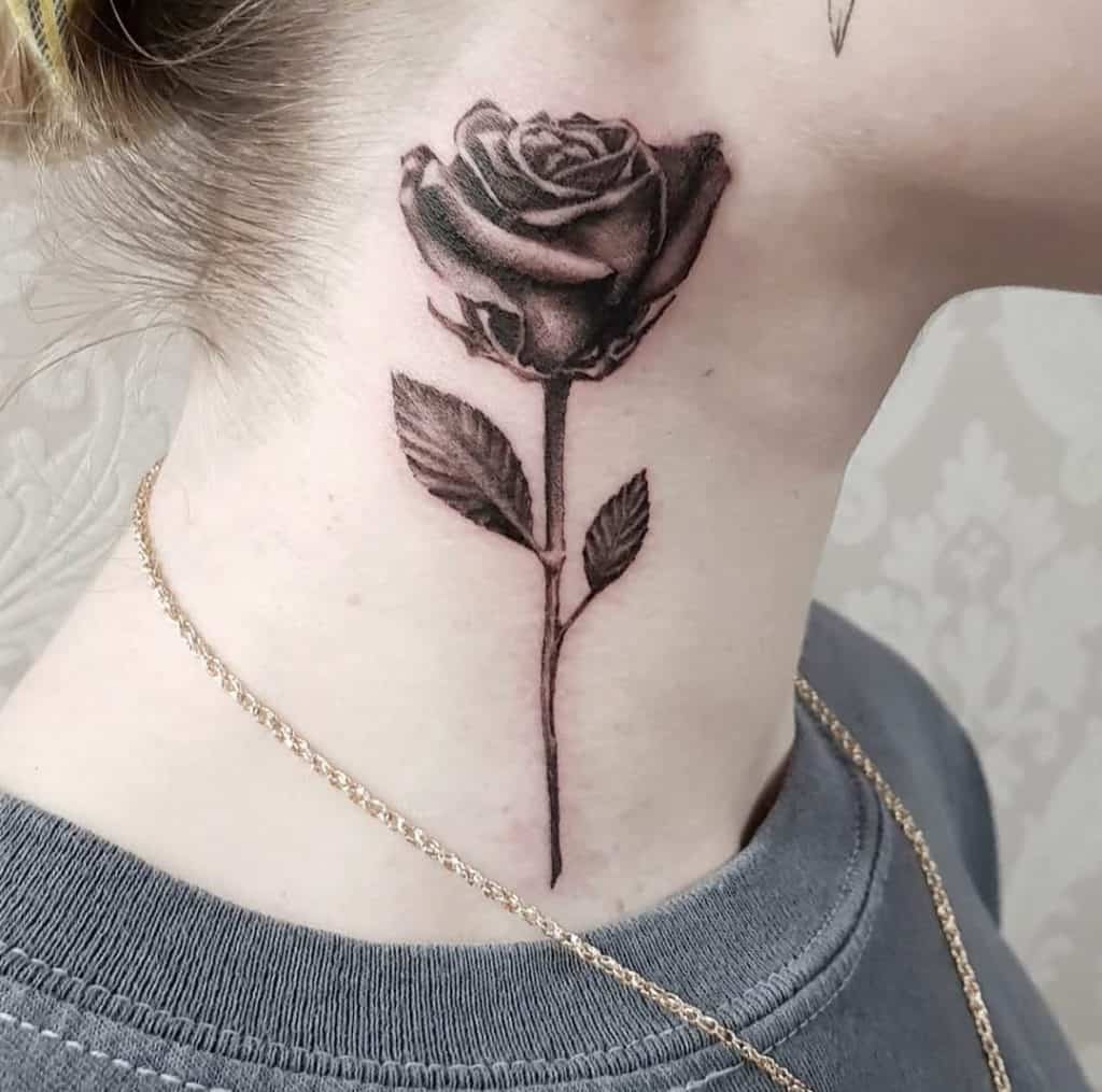 Tatuaje de flor en el cuello 2