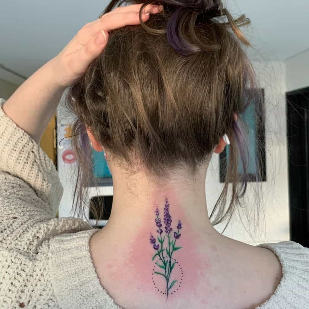 Tatuaje de flor en el cuello 3