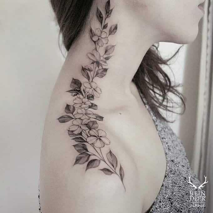 Tatuaje de flor en el cuello 5