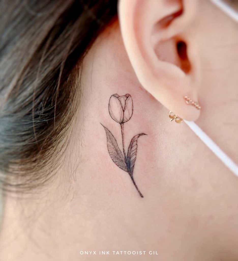 Tatuaje de flor en el cuello 4