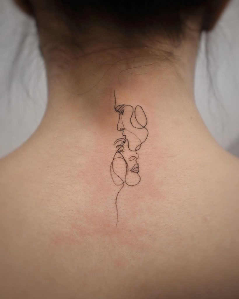 Tatuaje minimalista en el cuello 4