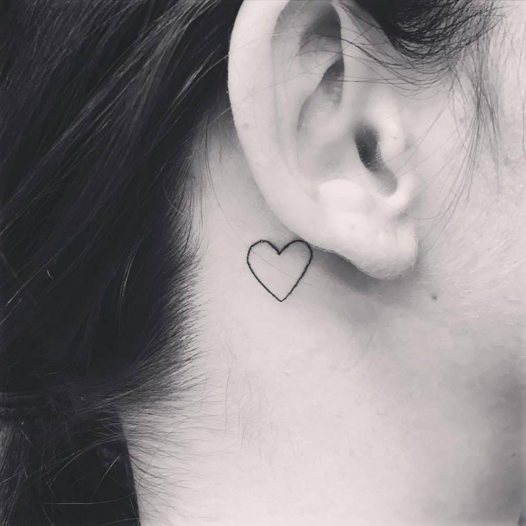 Tatuaje de corazón en el cuello 2