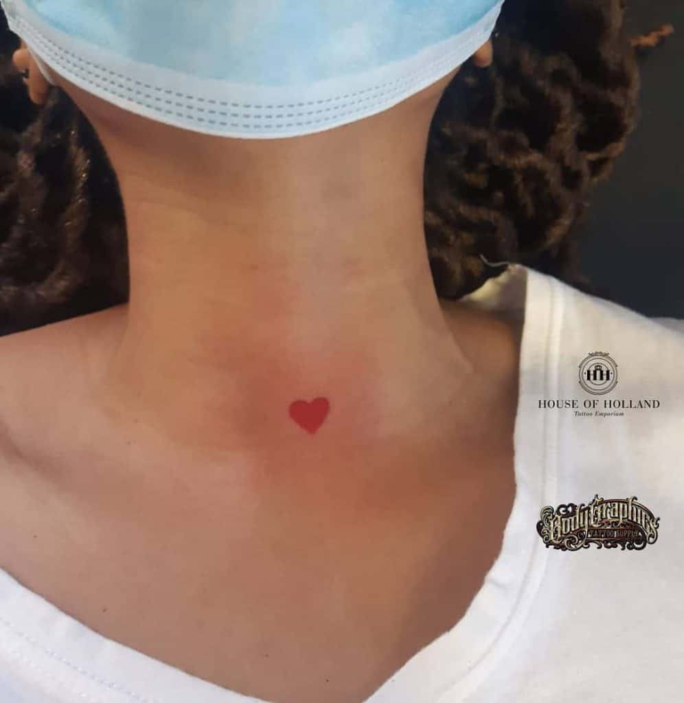 Tatuaje de corazón en el cuello 3