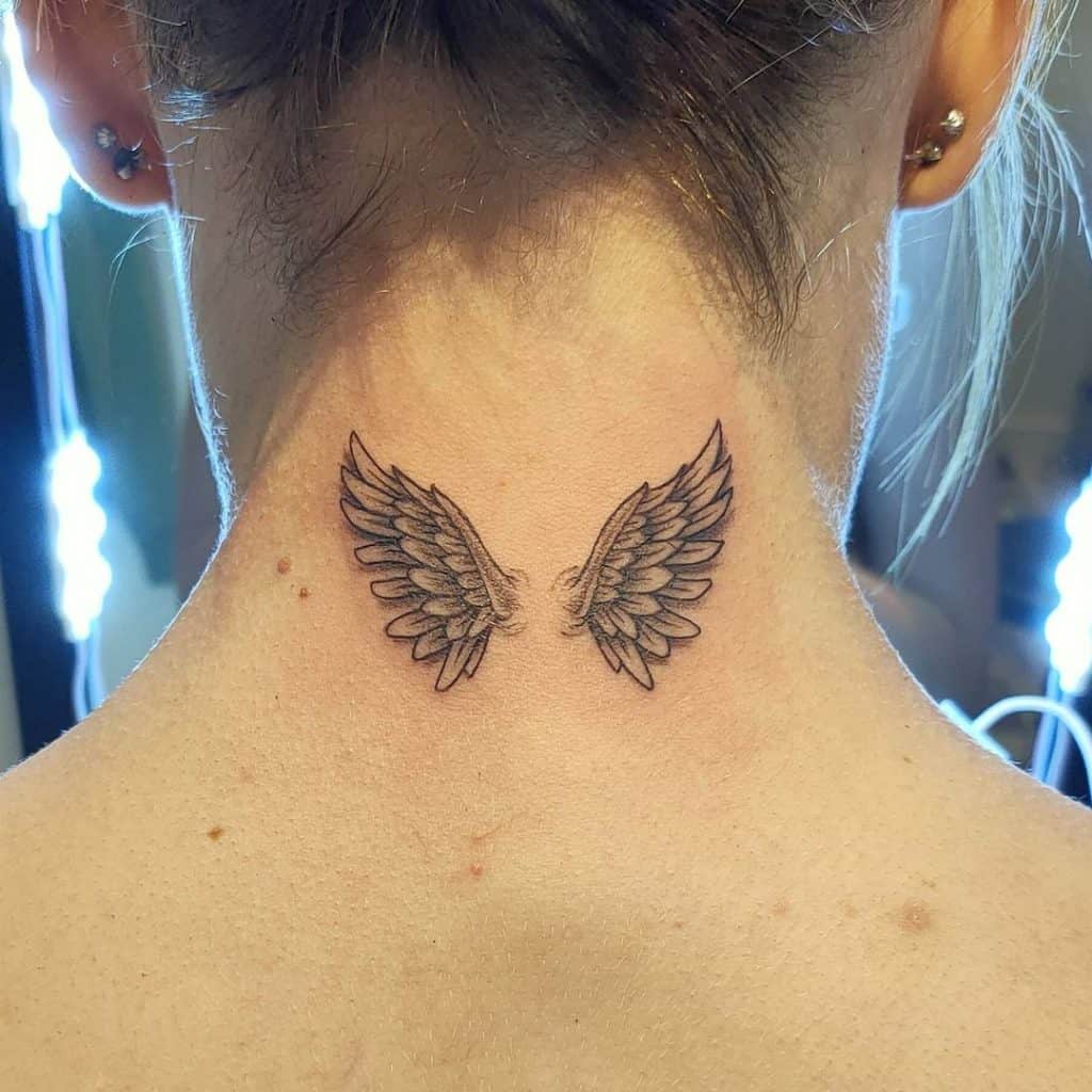 Tatuaje de alas en el cuello 1