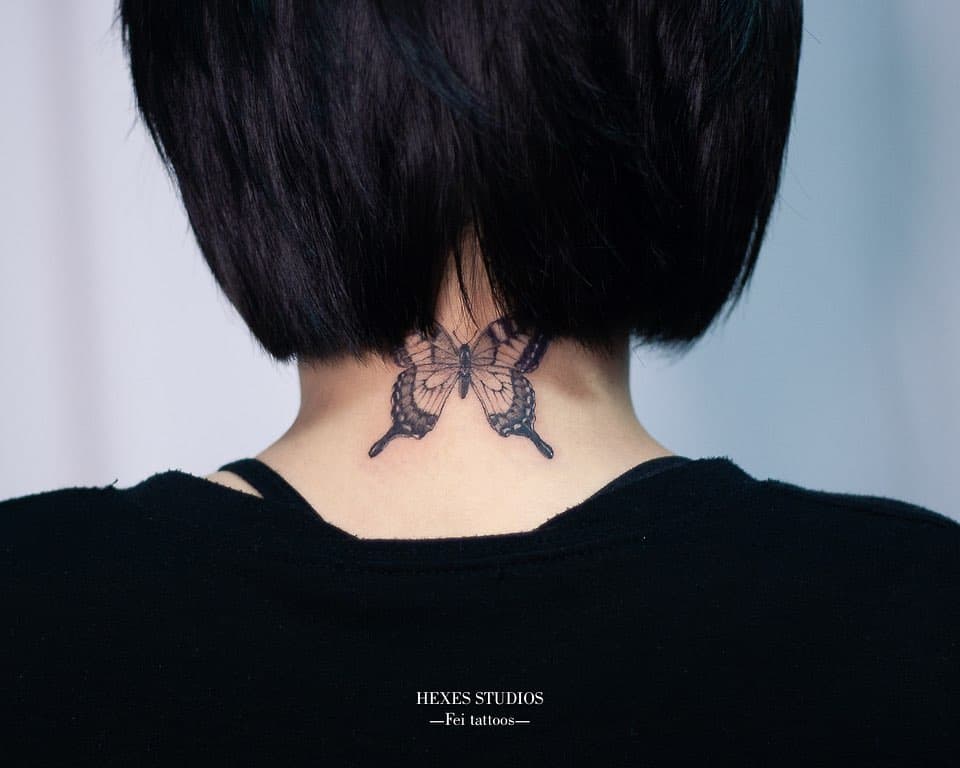 Tatuaje de mariposa en el cuello 4