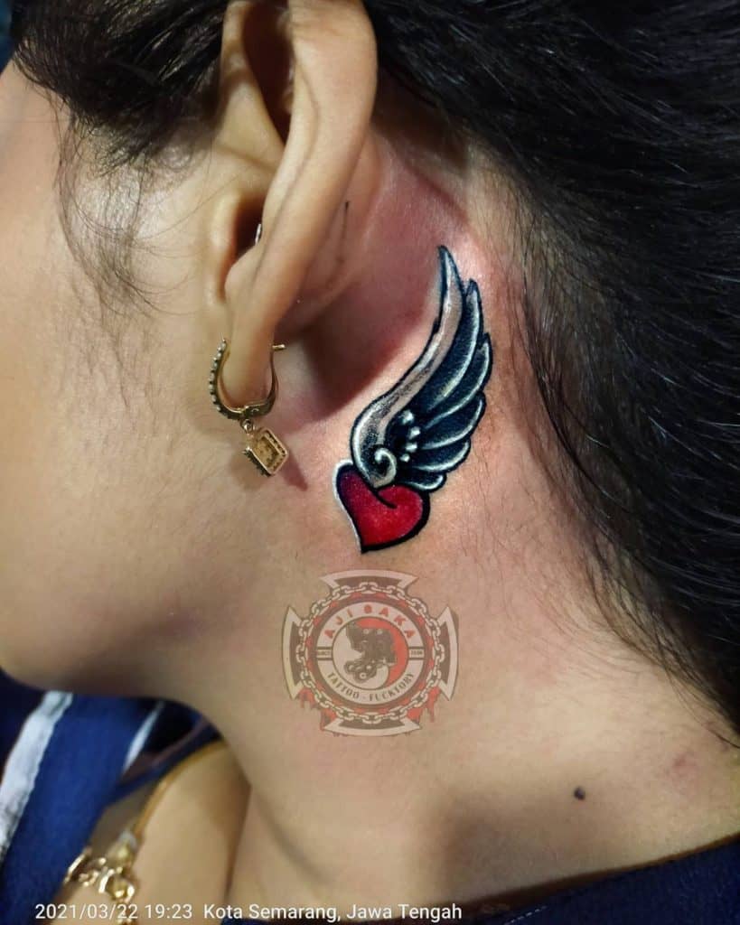 Tatuaje de alas en el cuello 4