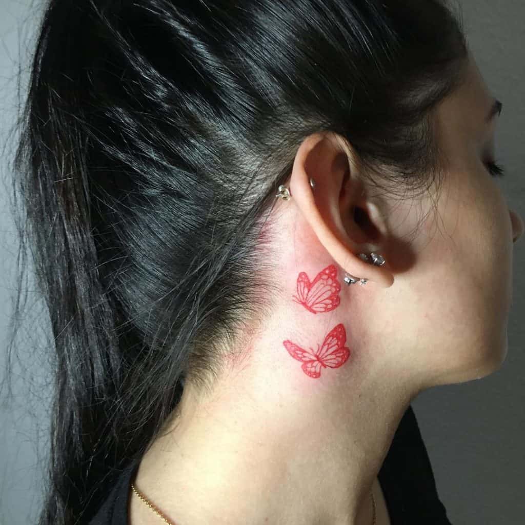 Tatuaje de mariposa en el cuello 2