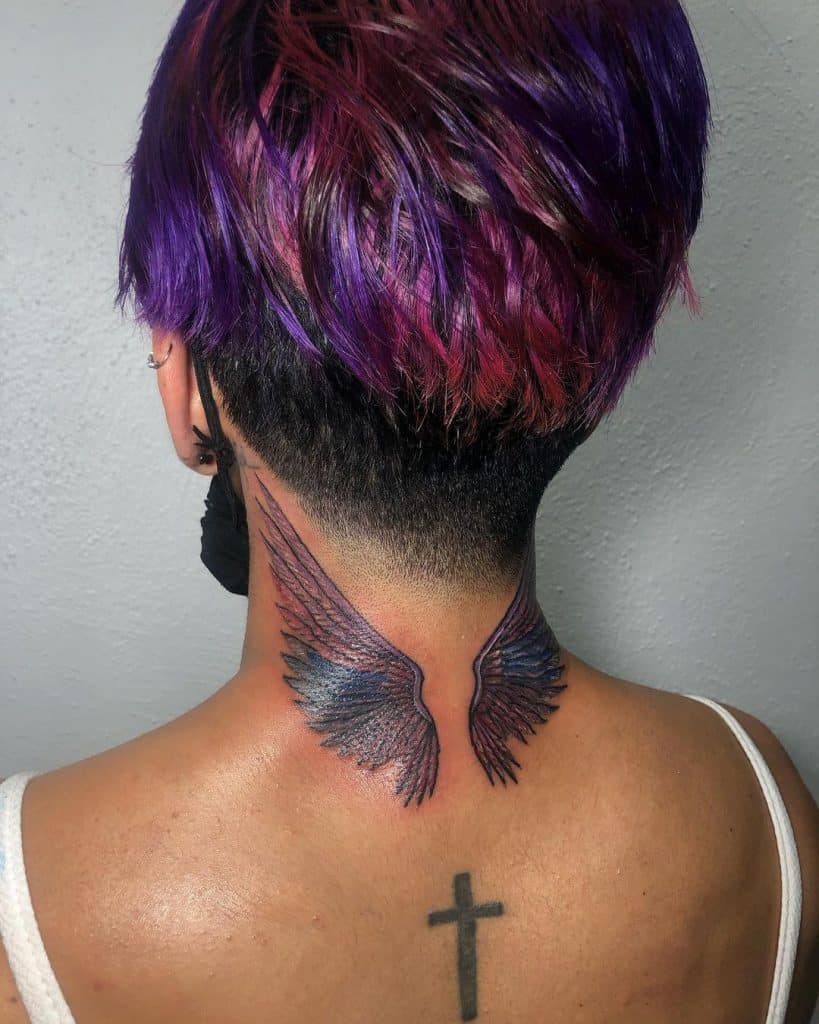 Tatuaje de alas en el cuello 3