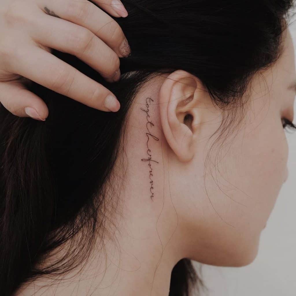 Tatuaje inspirador en el cuello 5