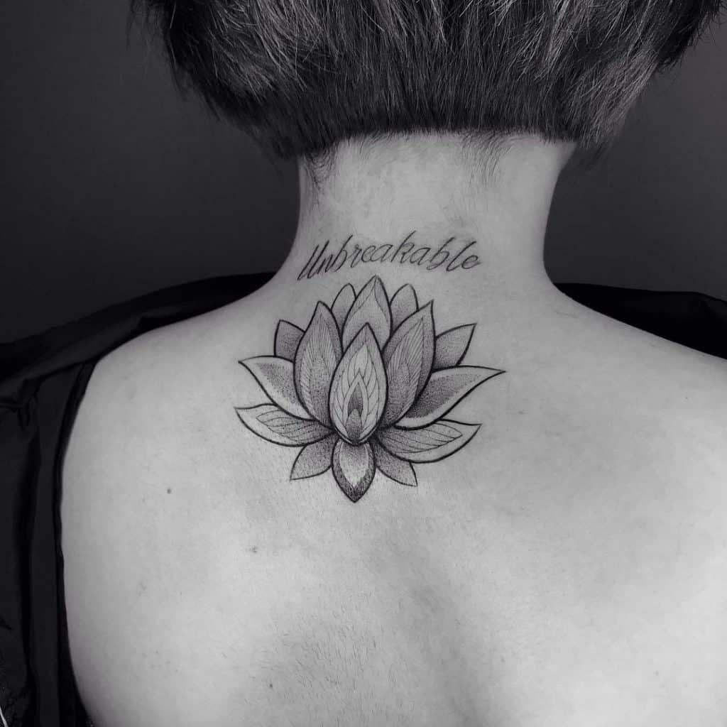 Tatuaje inspirador en el cuello 3