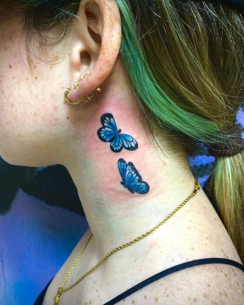 Tatuaje de mariposa en el cuello 5