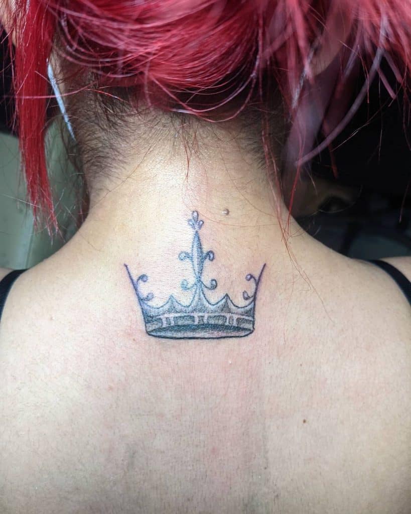 Mujer Corona cuello tatuaje 2