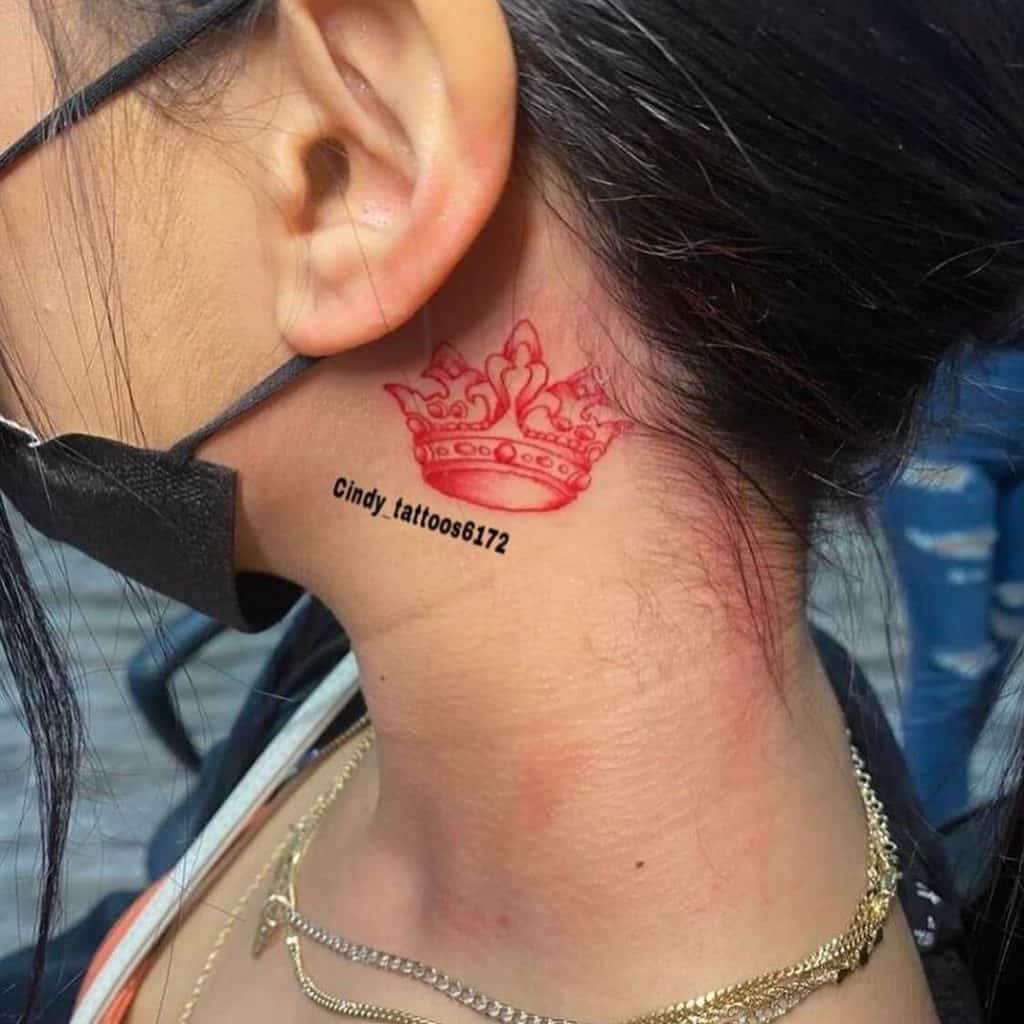 Mujer Corona cuello tatuaje 4