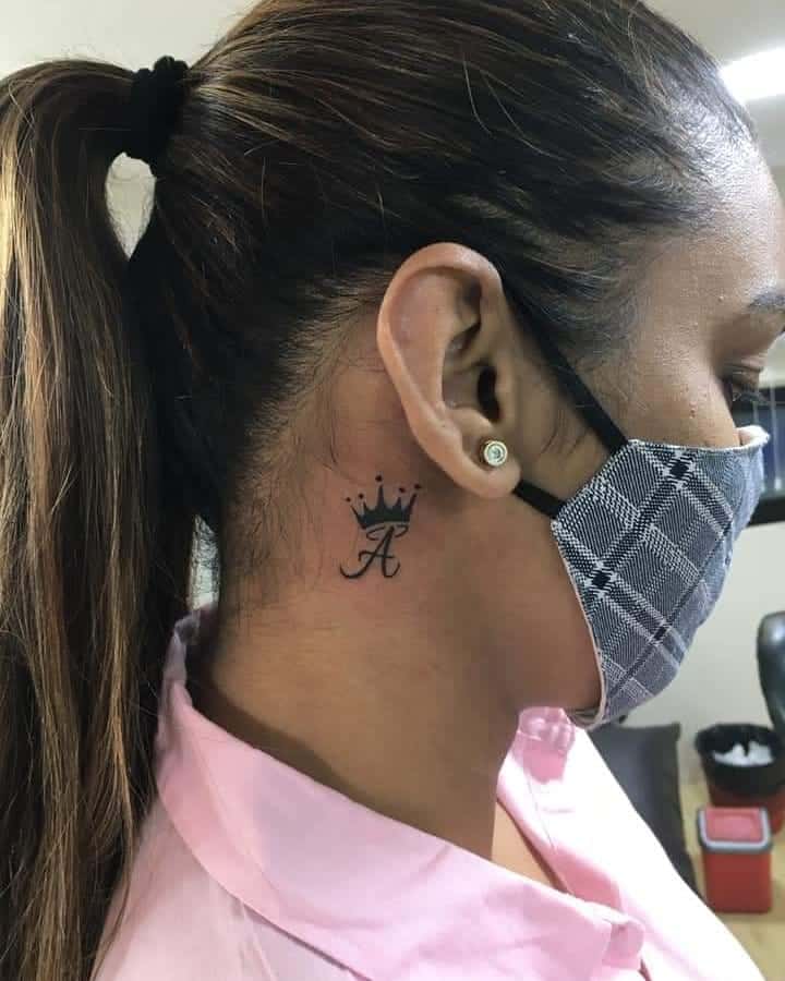 Mujer Corona cuello tatuaje 1