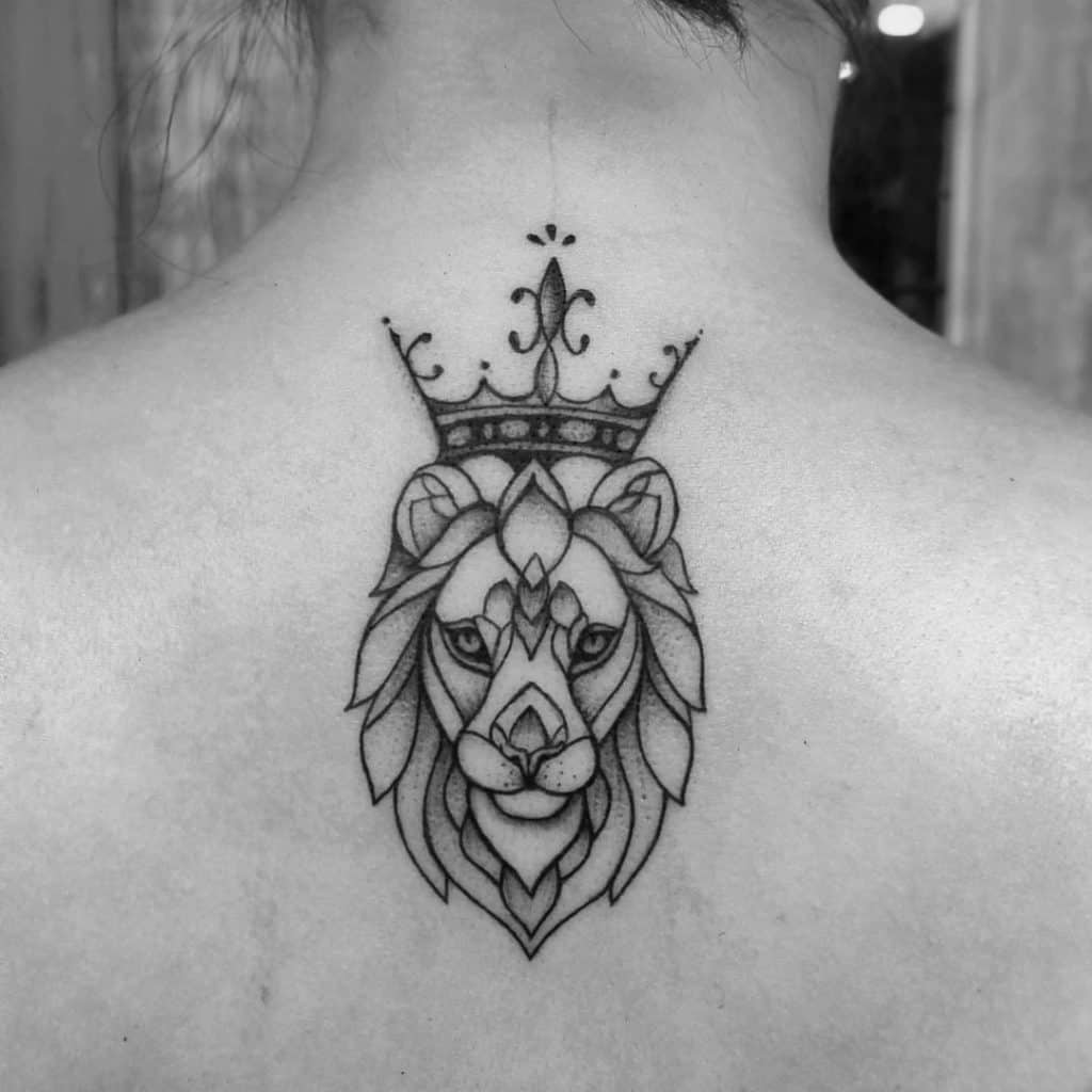 Mujer Corona cuello tatuaje 3