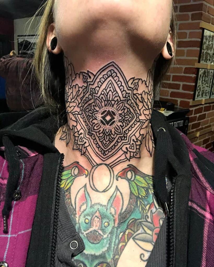 Mujeres cuello completo tatuaje 3