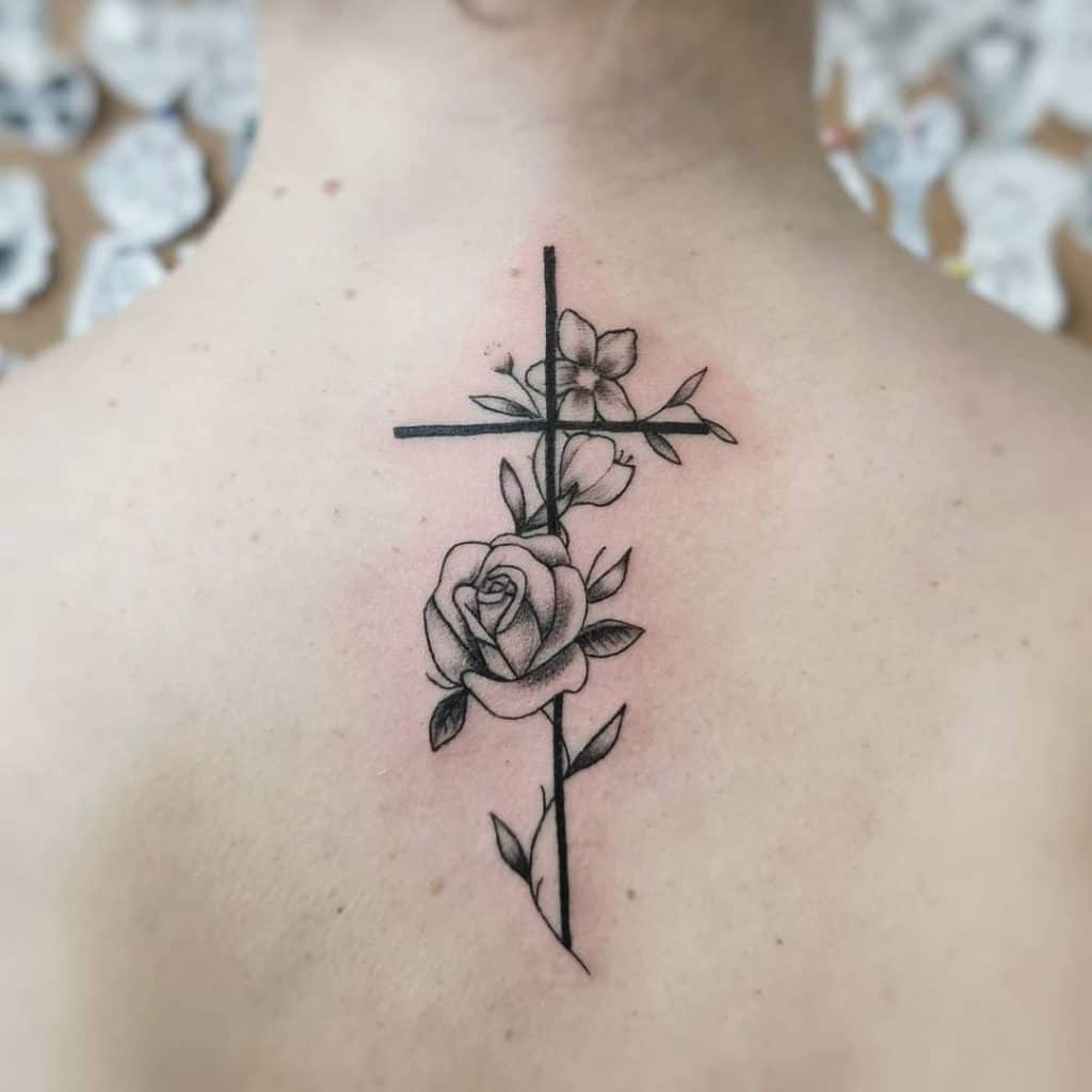Mujer Cruz cuello tatuaje 2