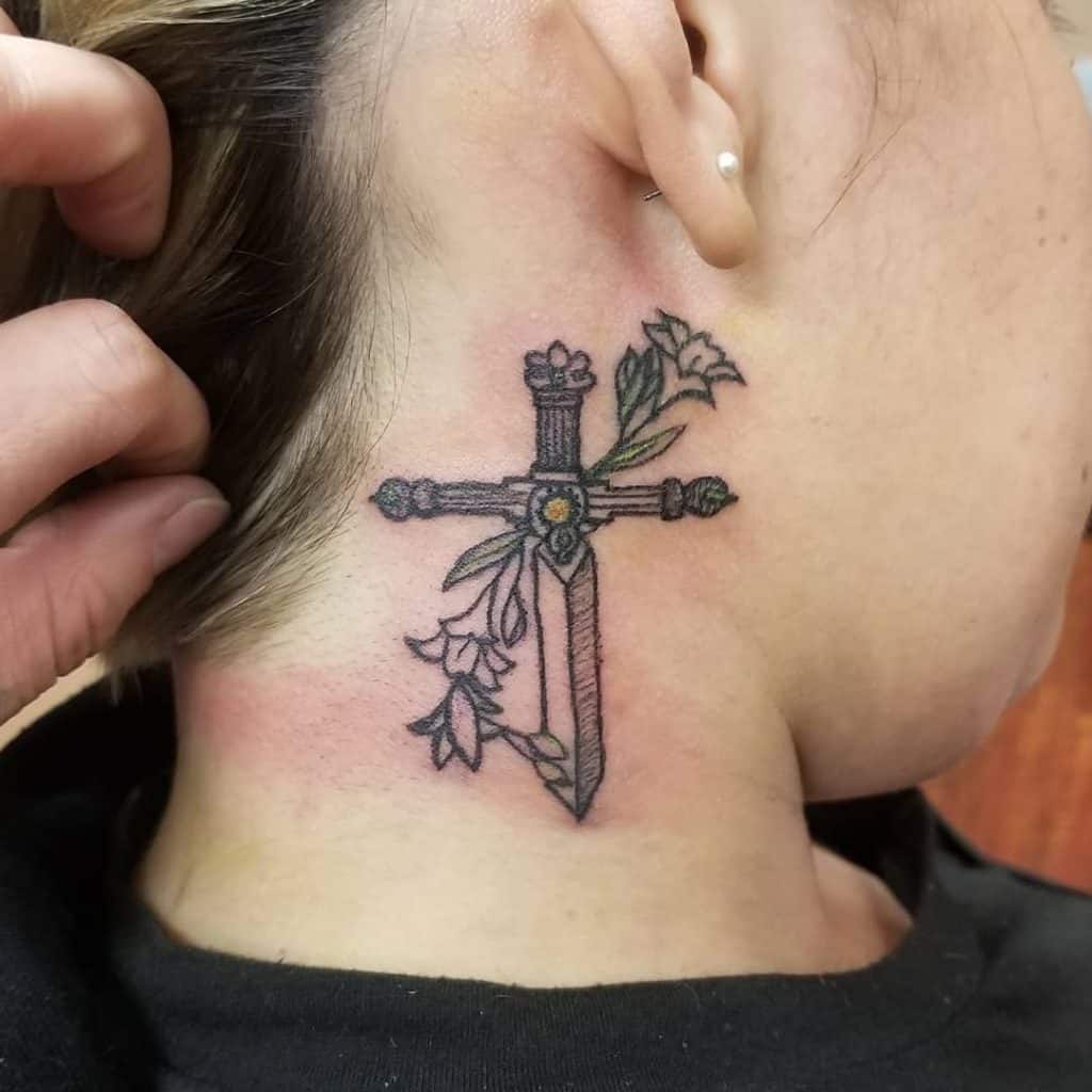 Mujer Cruz cuello tatuaje 4