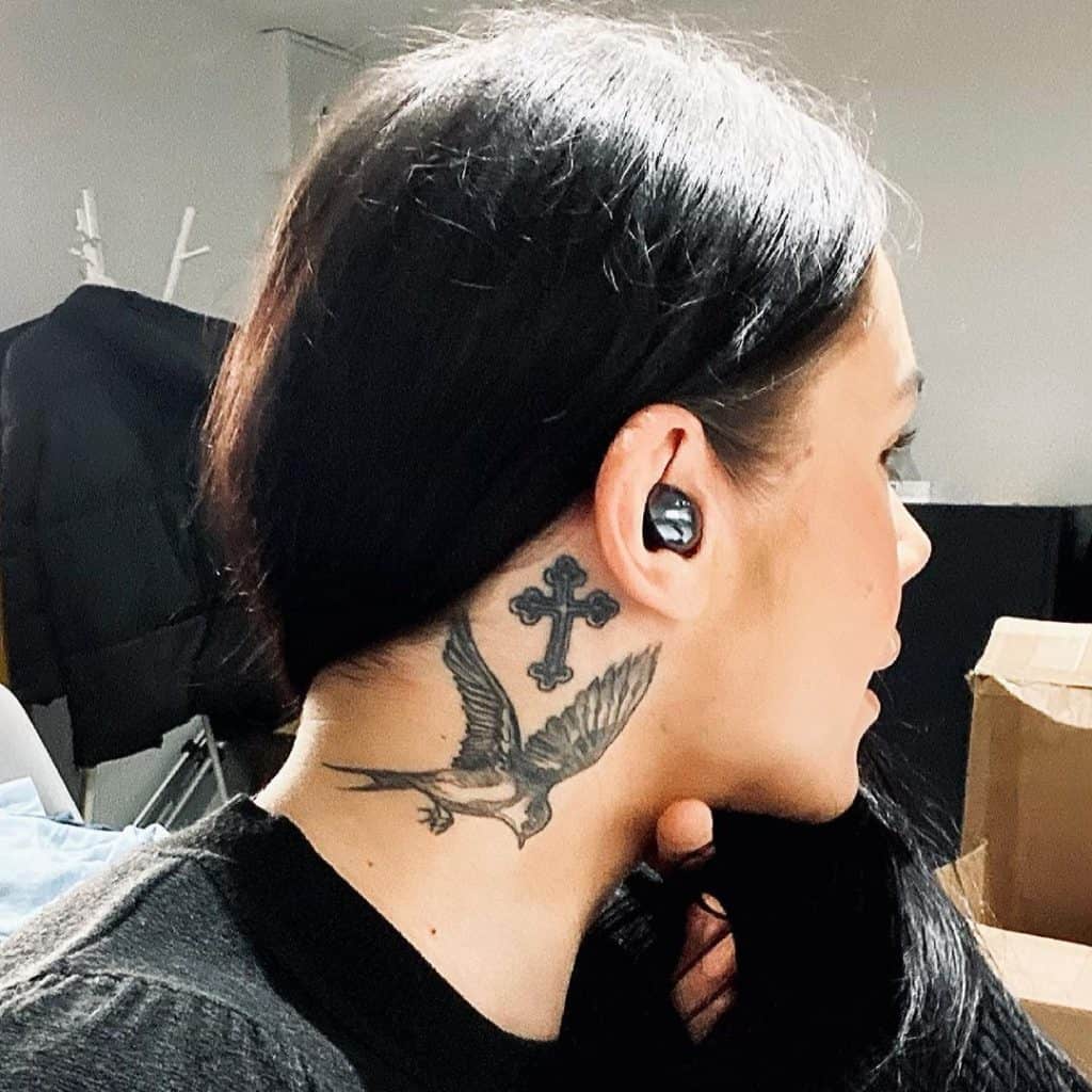 Mujer Cruz cuello tatuaje 3