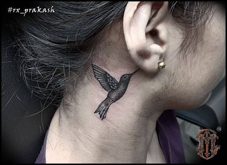 Tatuaje de cuello lateral de mujer 2