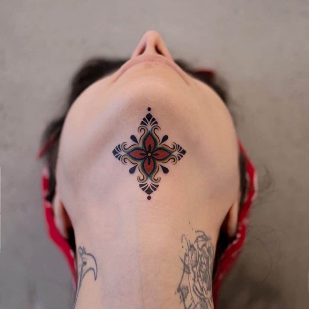 Tatuaje de mujer en el cuello cruzado 5