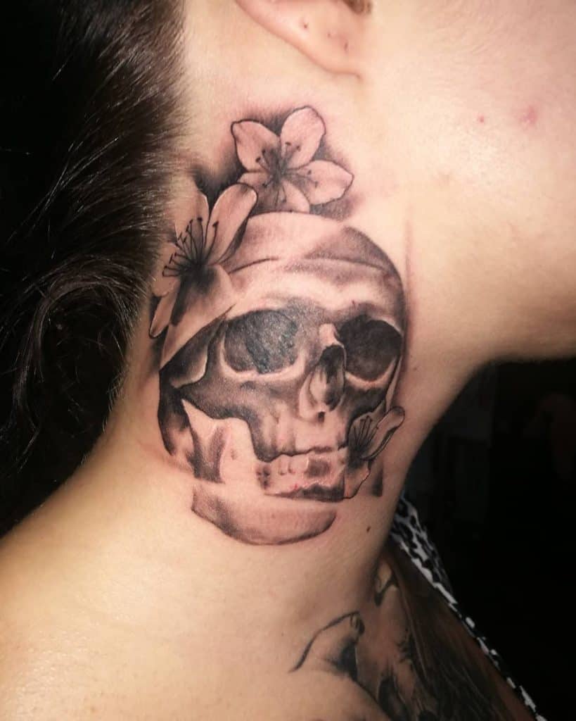 Tatuaje en el costado del cuello de las mujeres 3