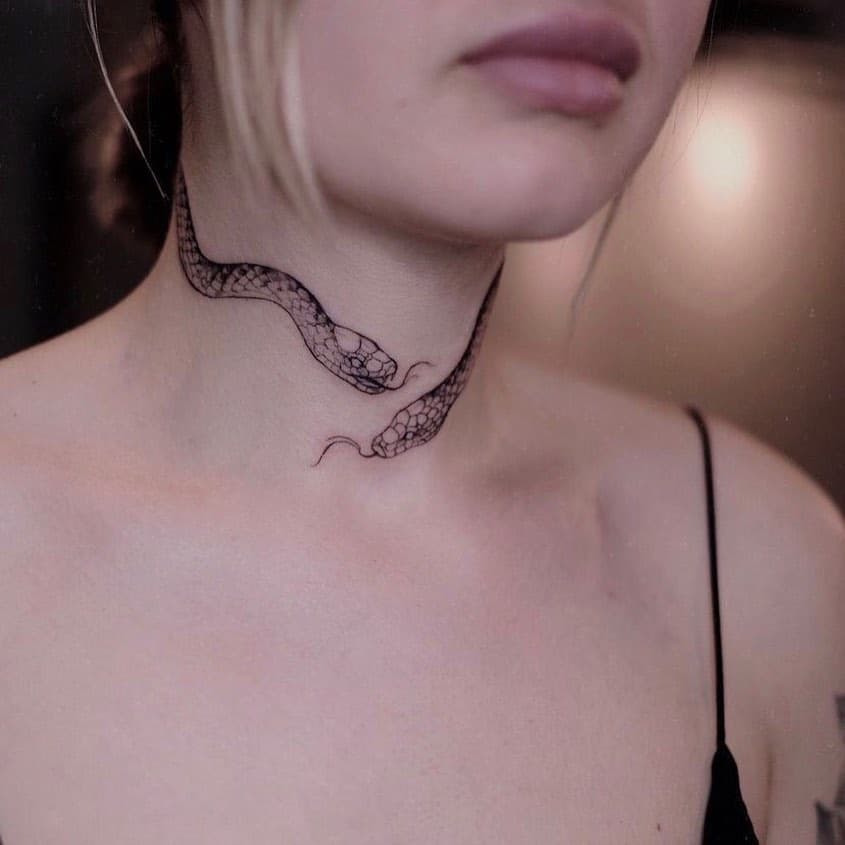 Mujeres frente cuello tatuaje 2