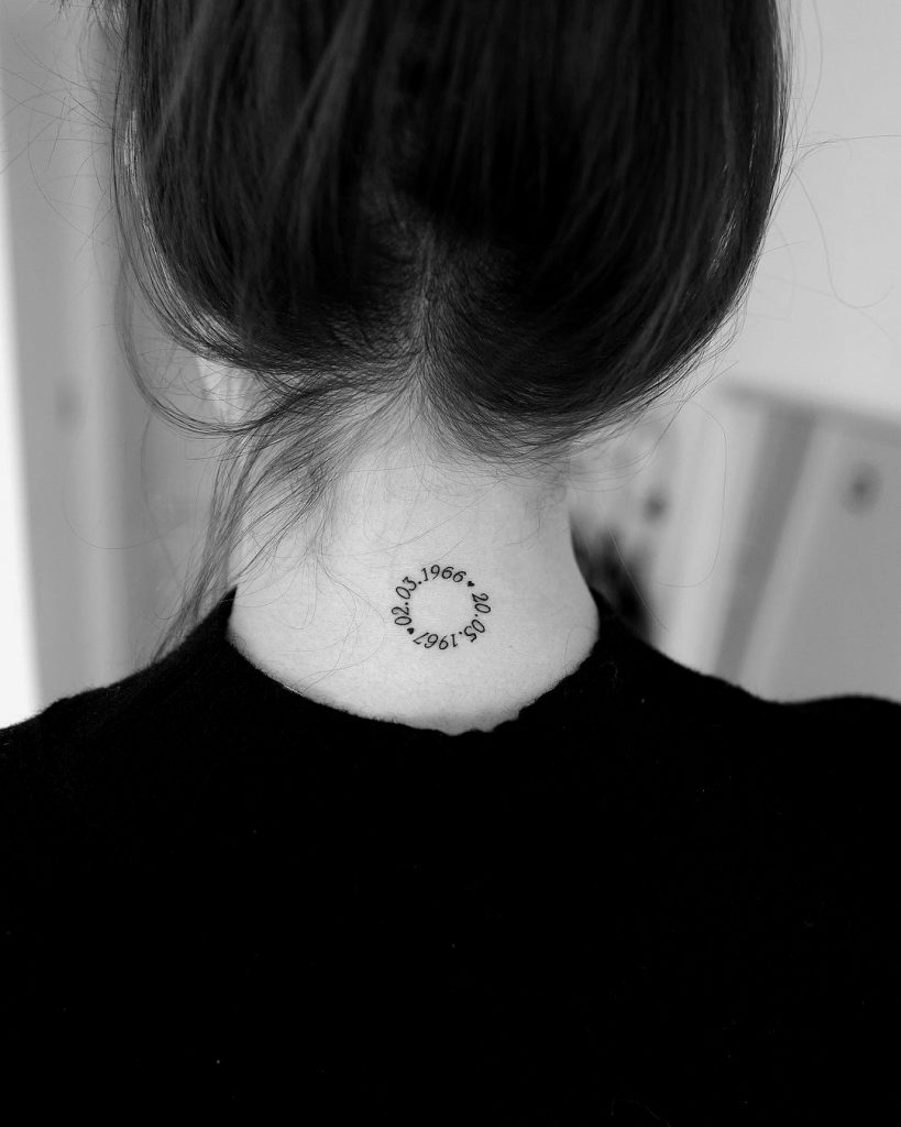 Tatuaje femenino en el cuello 4