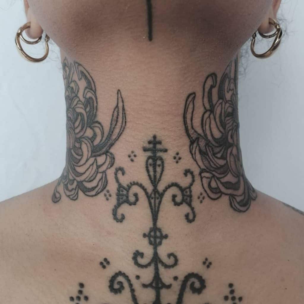 Tatuaje de mujer en el frente del cuello 4