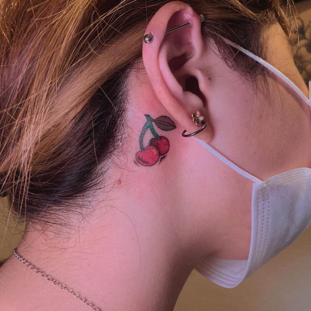 Tatuaje femenino en el cuello 2