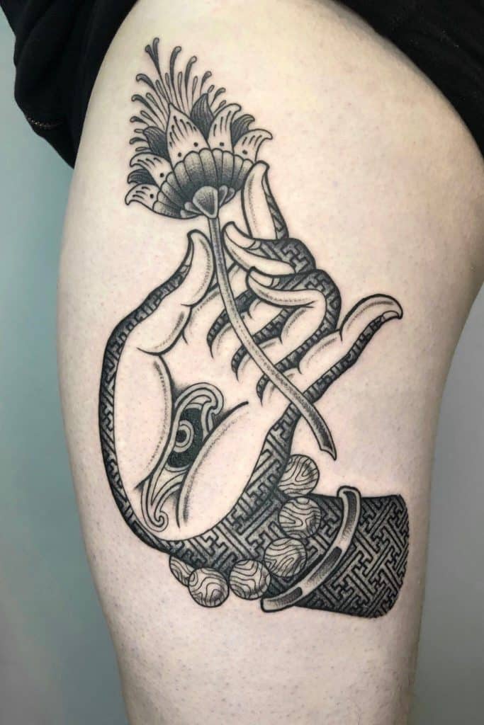 Tatuaje geométrico en negro 