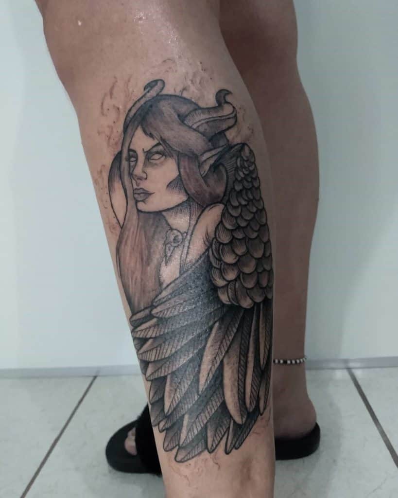 Tatuaje Blackwork inspirado en ángel y demonio 