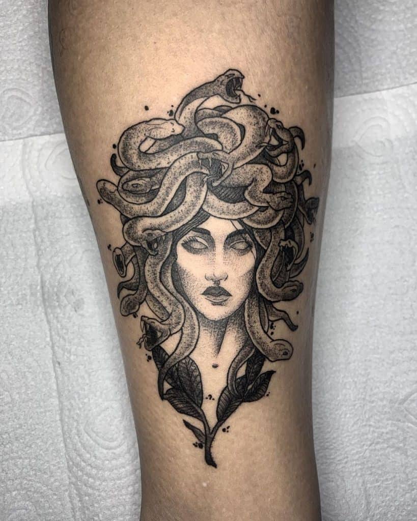 Tatuaje Blackwork inspirado en Medusa 