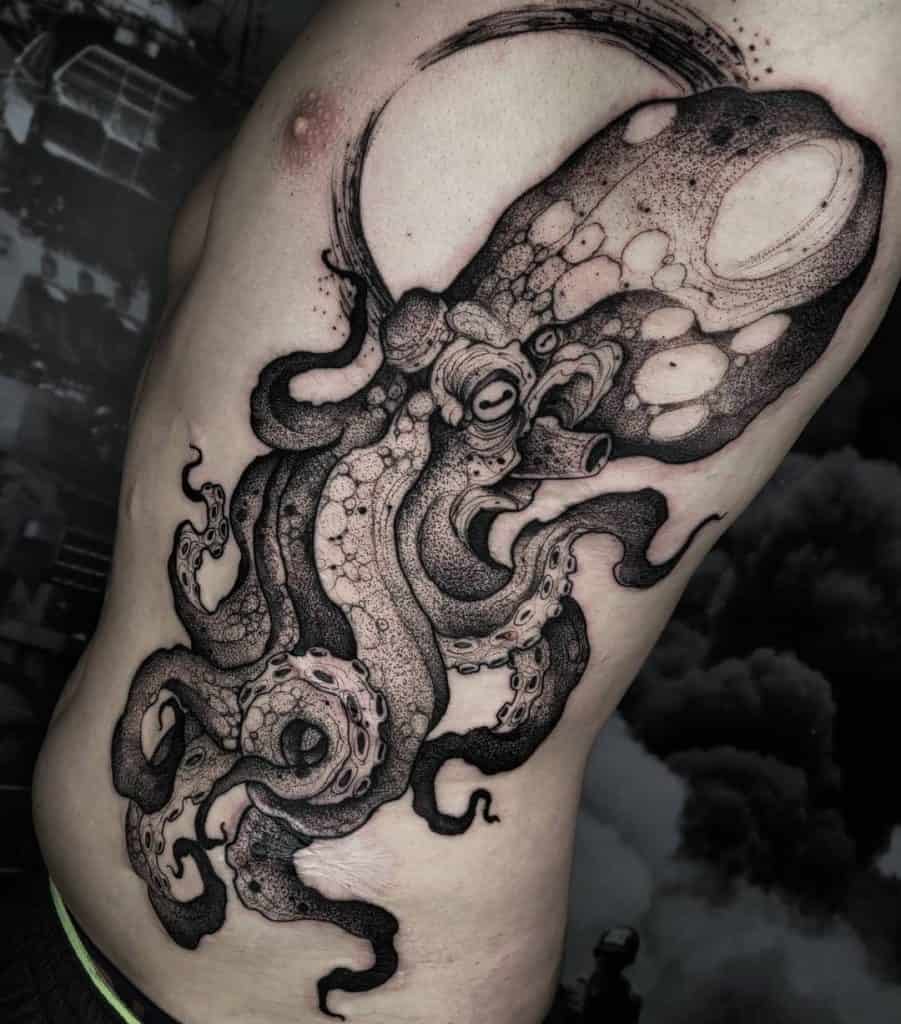 Tatuaje de pulpo Blackwork 