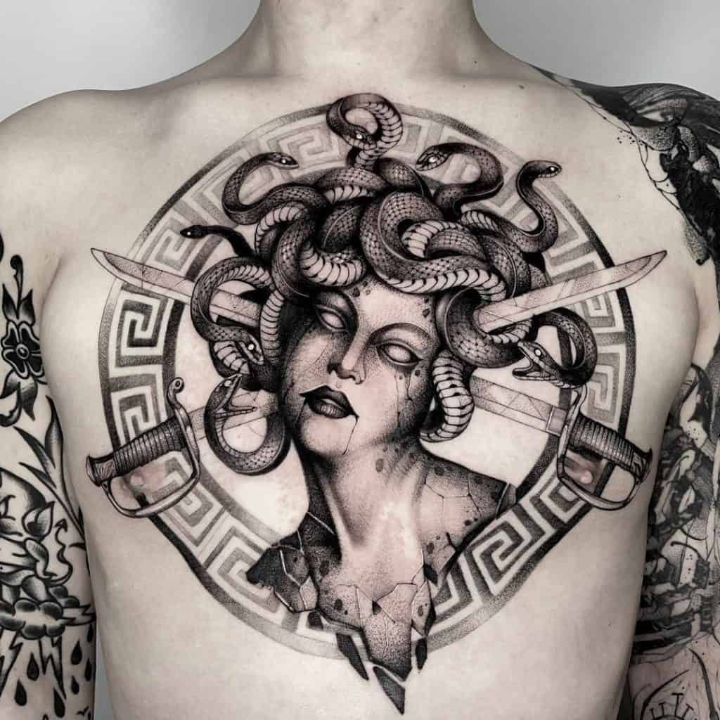 Tatuaje Blackwork inspirado en Versace 