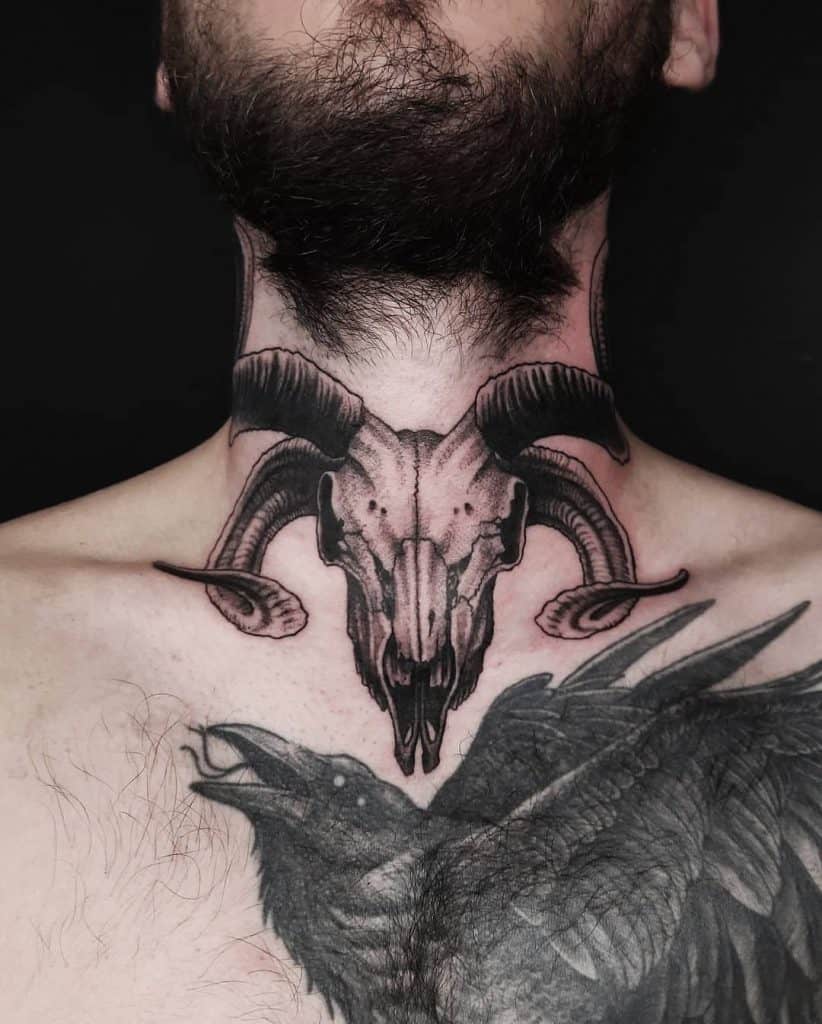 Tatuaje en la parte delantera del cuello 2