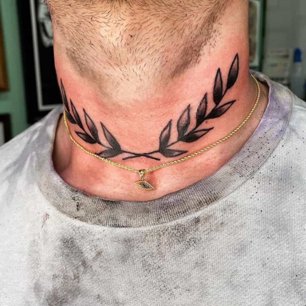 Tatuaje en la parte delantera del cuello 1