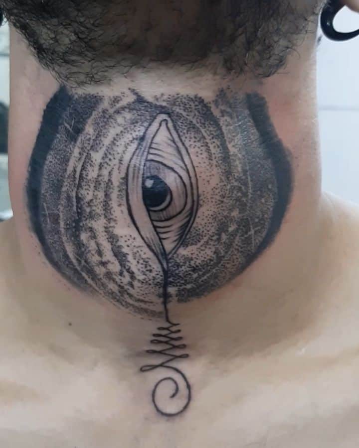 Tatuaje en la parte delantera del cuello 3