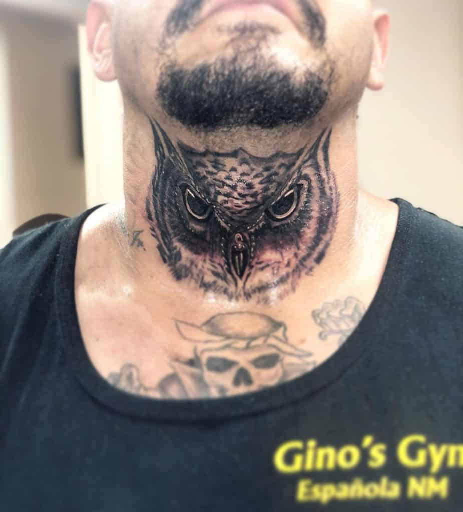 Tatuaje en la parte delantera del cuello 4