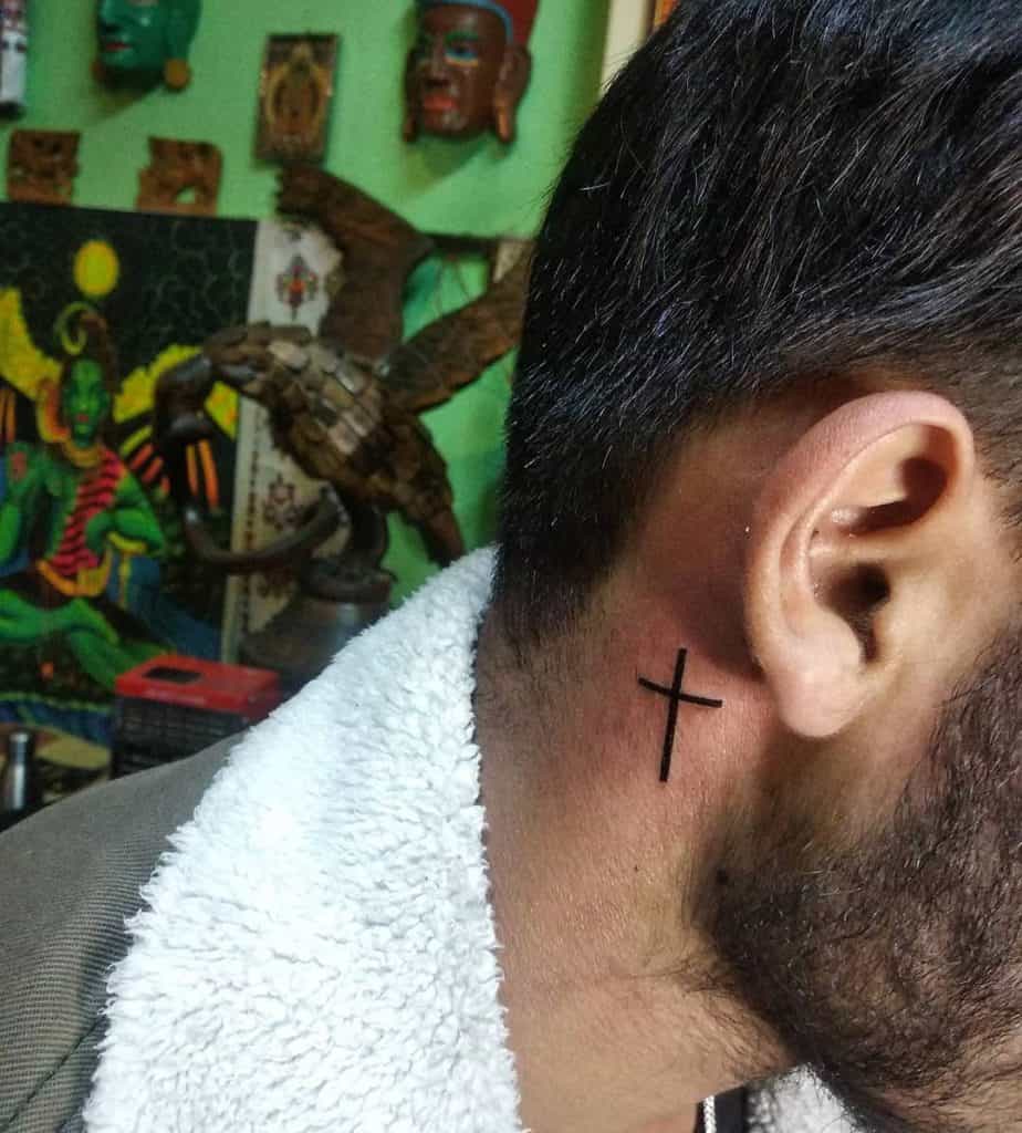 Tatuaje cruzado en el cuello 1