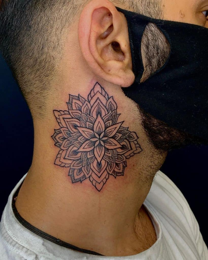 Tatuaje lateral del cuello 5