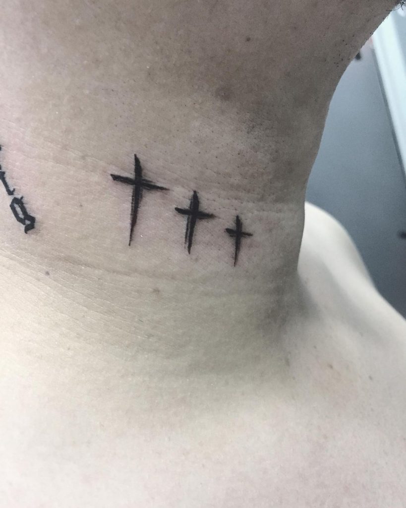 Tatuaje cruzado en el cuello 3