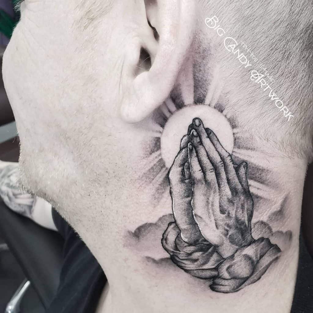 Tatuaje religioso en el cuello 3
