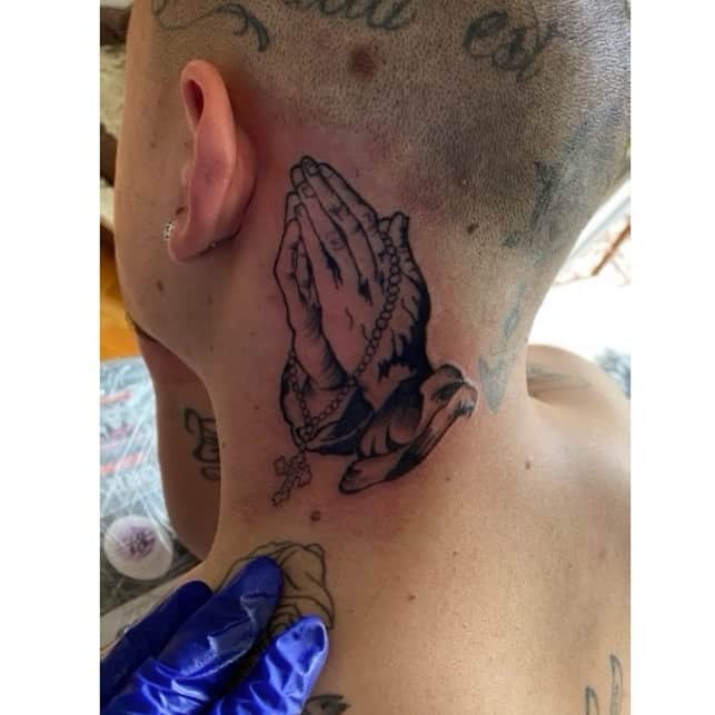Tatuaje religioso en el cuello 4