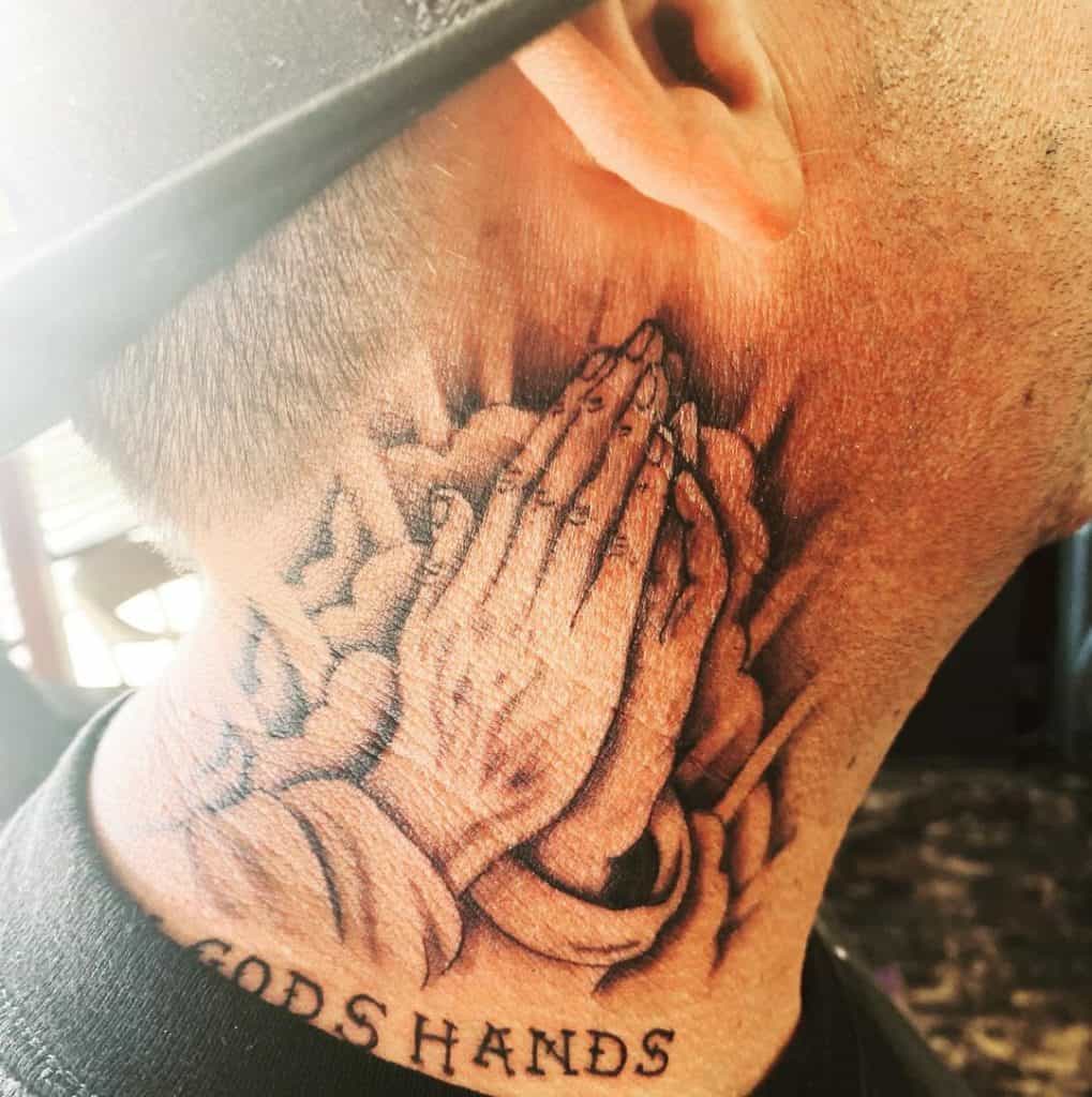 Tatuaje religioso en el cuello 5