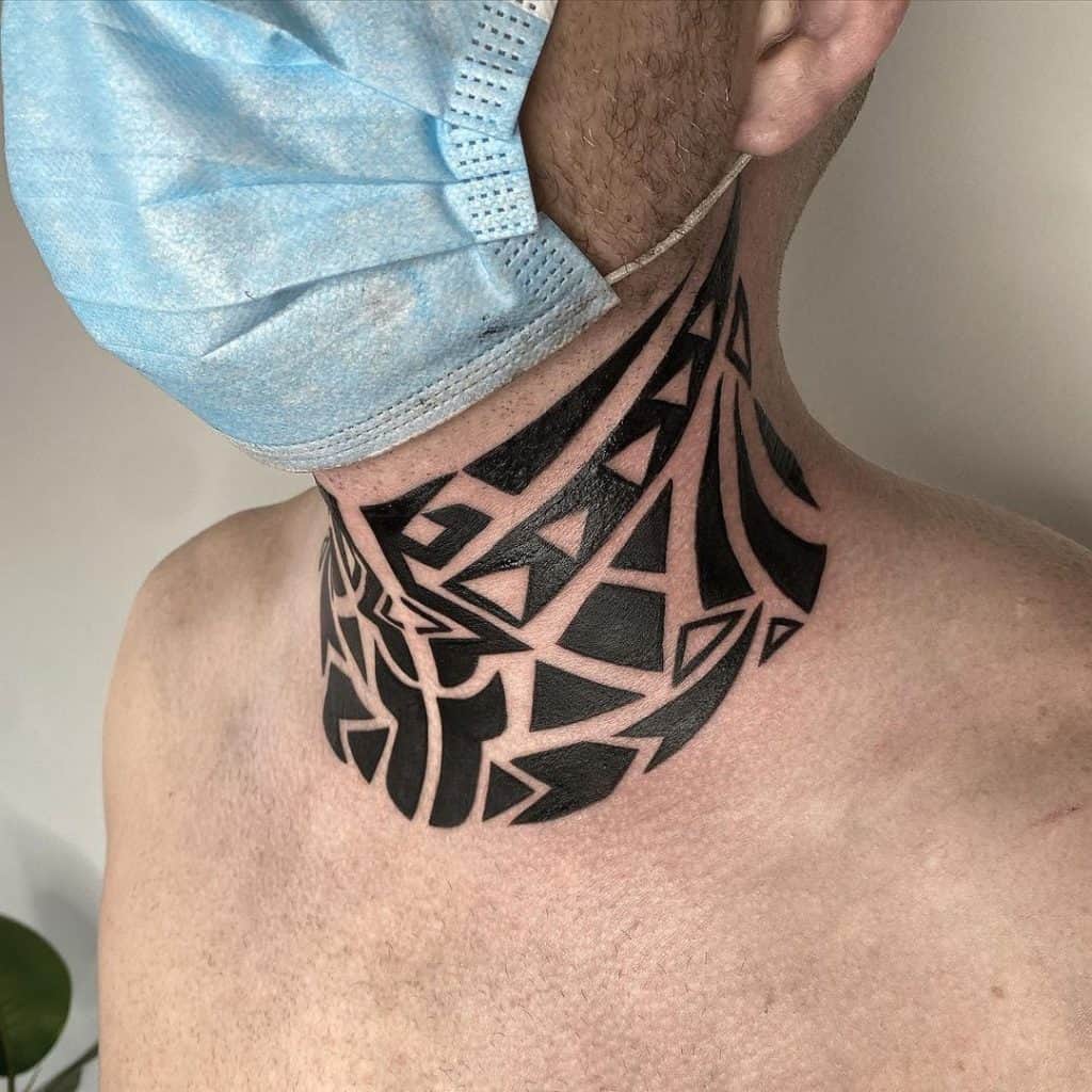 Tatuaje tribal en el cuello 2