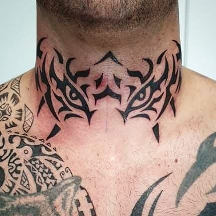 Tatuaje tribal en el cuello 3