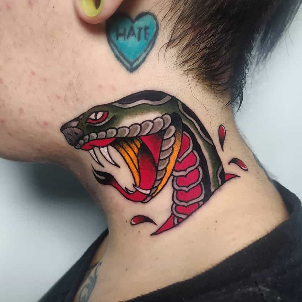 Tatuaje tradicional en el cuello 3