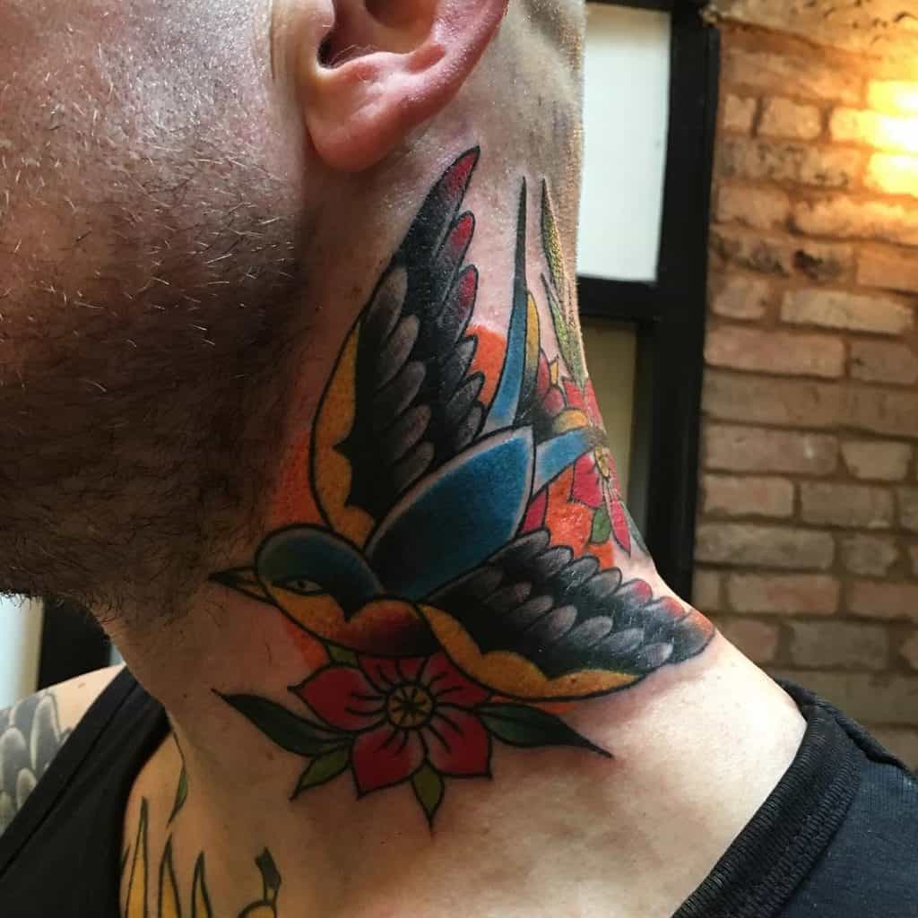 Tatuaje tradicional en el cuello 2
